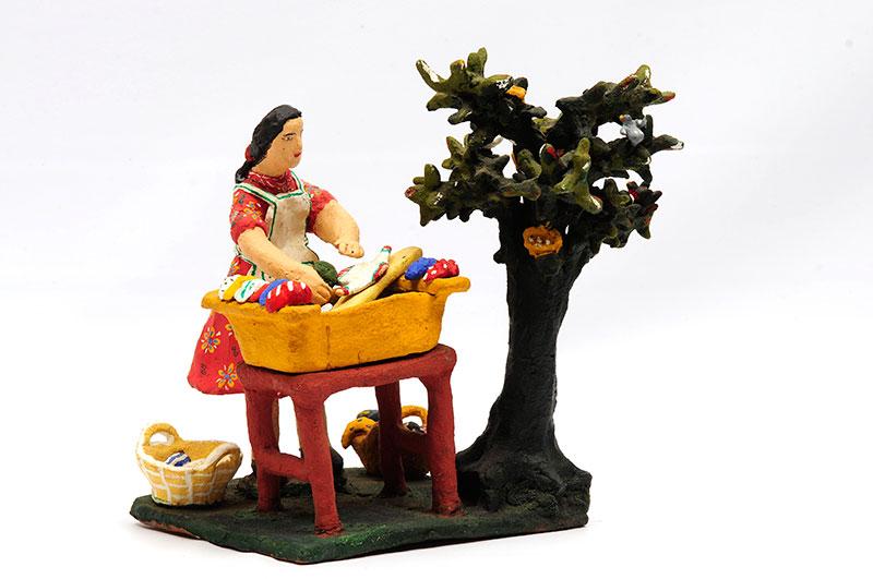 Mujer lavando, artesanía de Lihueimo Mujer lavando, artesanía de Lihueimo