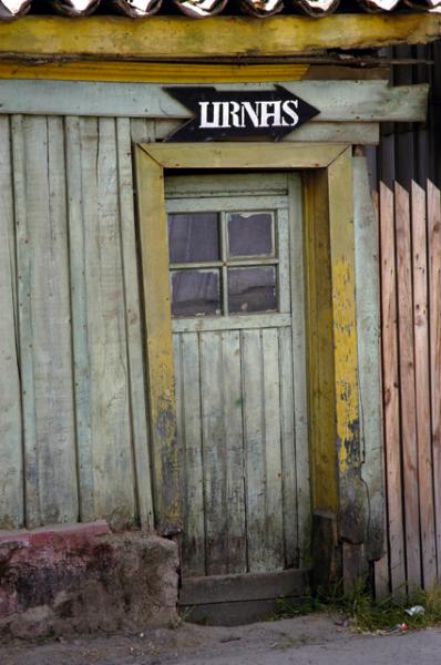 Frontis de negocio donde se fabrican urnas. Calle Tromen en Purén.