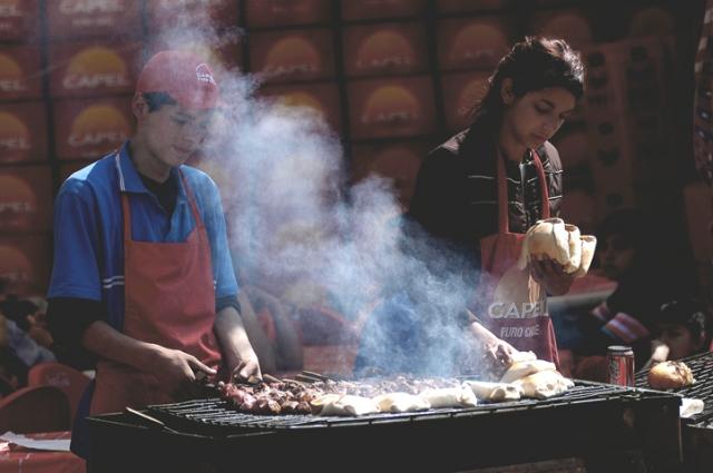 Una parrillada en la vereda de la ciudad