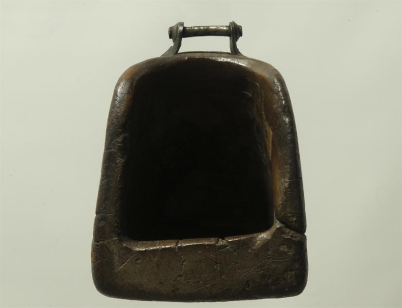 Estribo de madera tallada (vista posterior) Estribo de madera tallada (vista posterior)