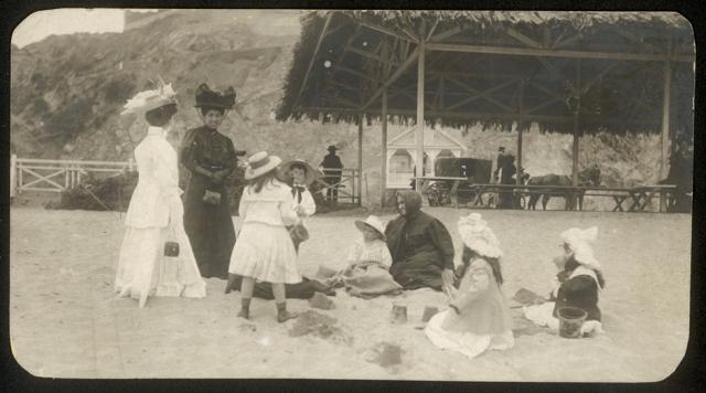 Niños juegan en la playa FA-4173 Niños juegan en la playa FA-4173