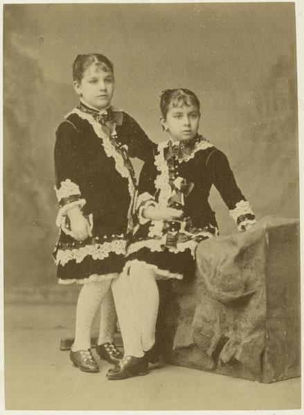 Retrato, hermanas Enriqueta y María Correa Muñoz