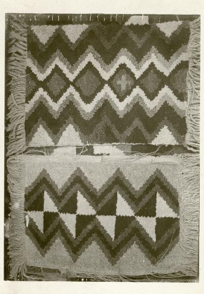 "Choapinos (chañuntuco) de Quepe adornados con triángulos, rombos y fajas en zigzag" "Choapinos (chañuntuco) de Quepe adornados con triángulos, rombos y fajas en zigzag"