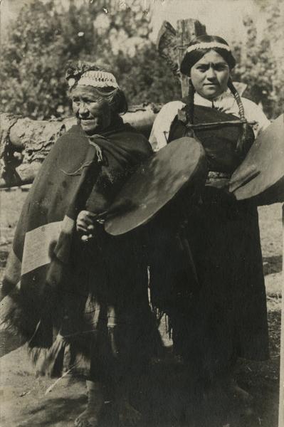 "Dos machis araucanas con sus tambores (cultrun)" "Dos machis araucanas con sus tambores (cultrun)"