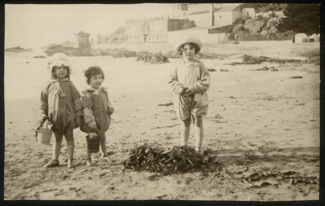 Postal Fotográfica, Hermanos Enrique, Maria Teresa y Elena Lyon Valdés, Ca. 1920. (PF-2207) Postal Fotográfica, Hermanos Enrique, Maria Teresa y Elena Lyon Valdés, Ca. 1920. (PF-2207)