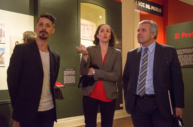 Hugo Rueda y Raquel Abella curadores de la muestra junto a Patricio Powell, Director de Asuntos Culturales Dirac