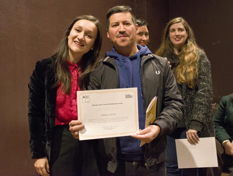 Entrega de reconocimiento a donante  Entrega de reconocimiento a donante