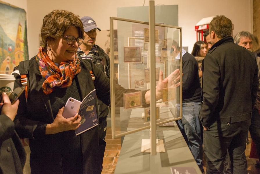 Asistentes a la apertura recorriendo la exposición  Asistentes a la apertura recorriendo la exposición