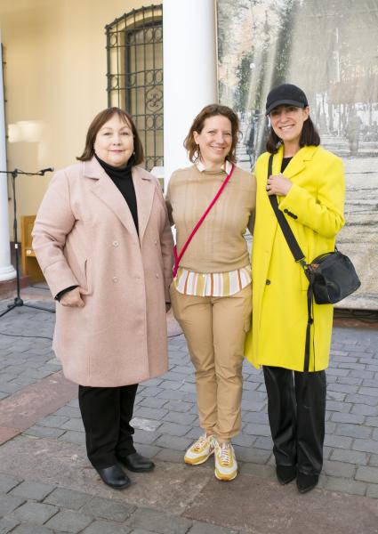 Isabel Alvardo, Constanza Martínez y Isabel Croxatto,