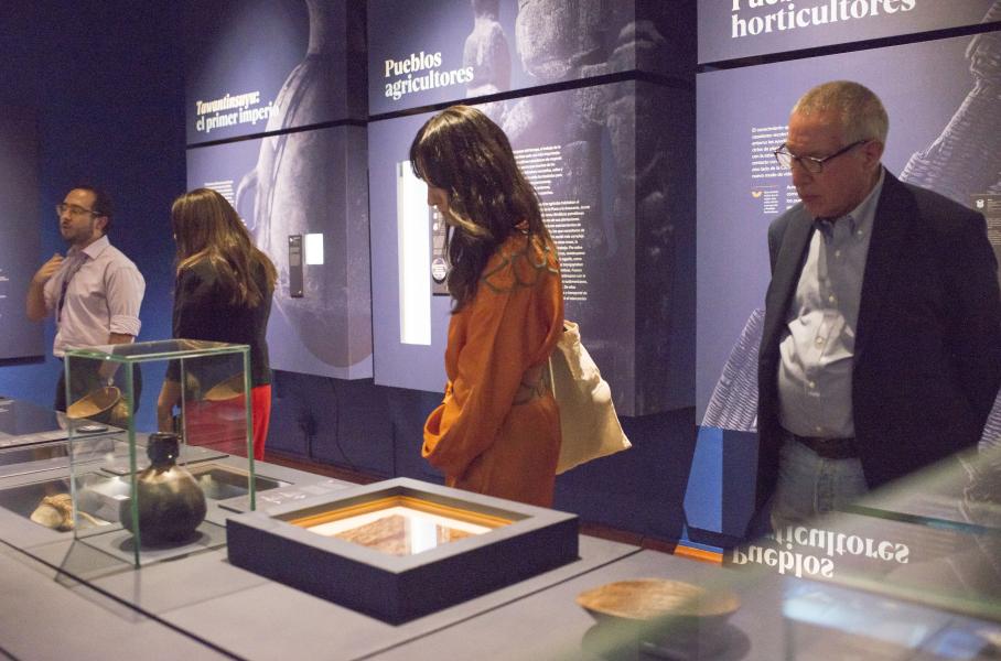 Recorrido en sala junto a los curadores