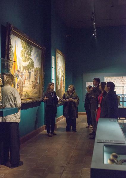 Autoridades y curadores de la muestra