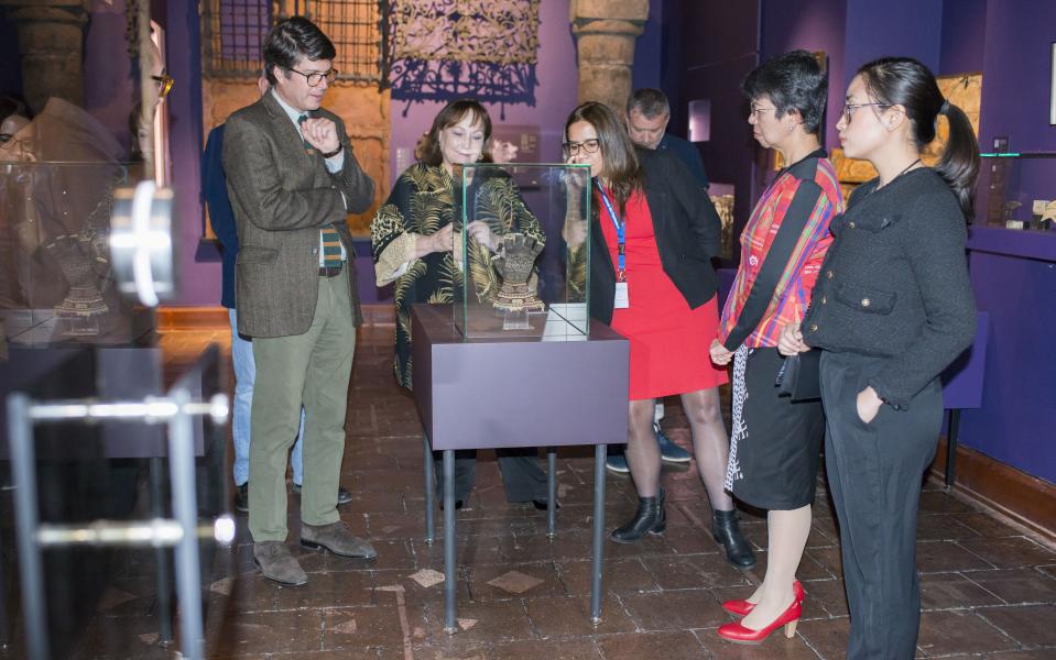 Autoridades y curadores de la muestra