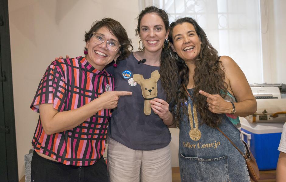 Autoridades y tallerista en Taller Perrito Ulk de Taller Conejo