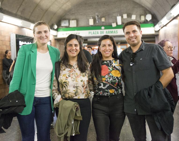 La exhibición incluye archivos fotográficos del Museo Histórico Nacional, Museo de la Educación Gabriela Mistral, Archivo Escolar del Liceo N°4 Isaura Dinator, Archivo Escolar del Liceo 1 Javiera Carrera, Museo Pedagógico Valentín Letelier de la UMCE, el Archivo Histórico, la Biblioteca Nacional de Chile y los donantes Loreto Villa, Claudia Arenas, Ennio Gnecco, Samira Molina, América Rivera, Nicole Sánchez, María Téllez, Pía Sanhueza, Gloria Lillo, Paola Salgado, Javier Godoy, Luz Sanhueza, Dennisse Olivos